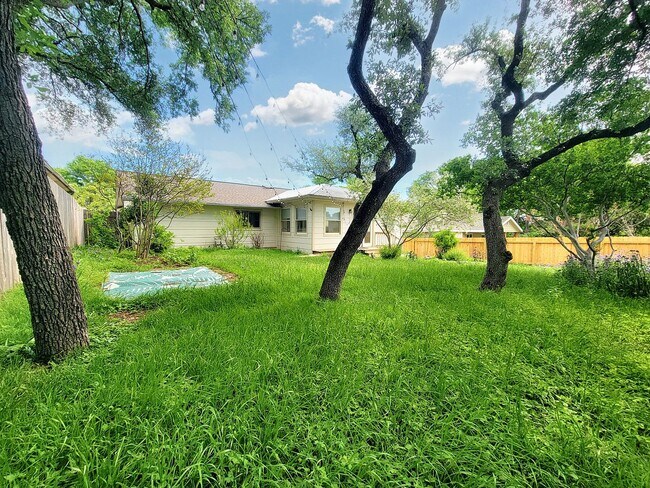 Building Photo - 3/BR 2/BA Single-Level Home with Sunroom a...