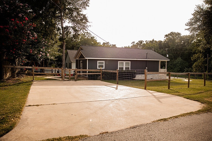 Large Driveway - 1004 Pecan St