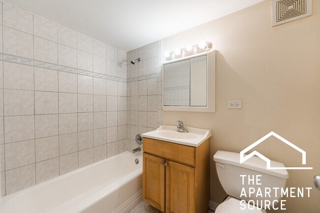 Building Photo - 6151 W Thorndale Ave