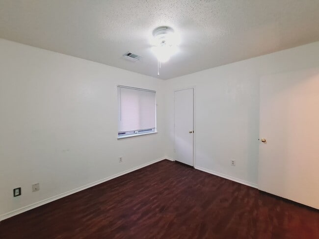 Building Photo - 2 Story 3/2.5/2 with 2 living and 2 dining...