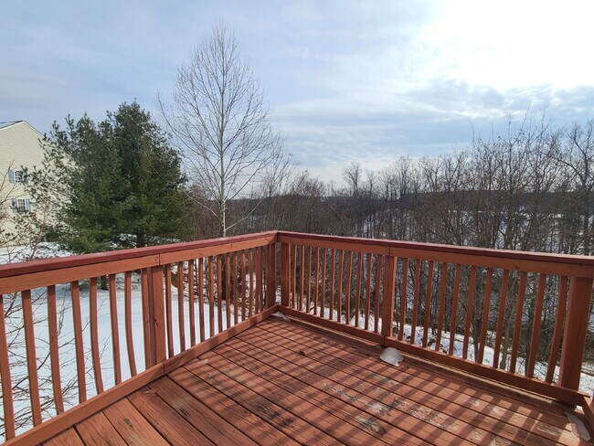 Building Photo - 3-Level TH, 3 BR, 2.5 BA, Garage