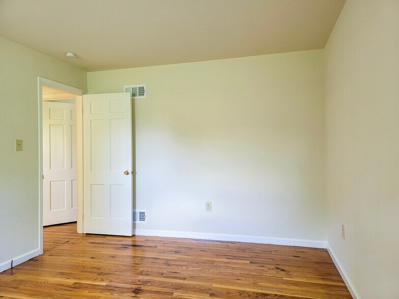 Building Photo - 1404 Carlton Dr