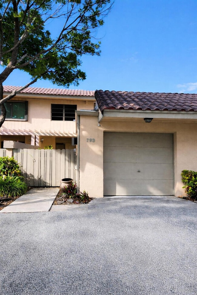 Building Photo - 793 NE 206th St