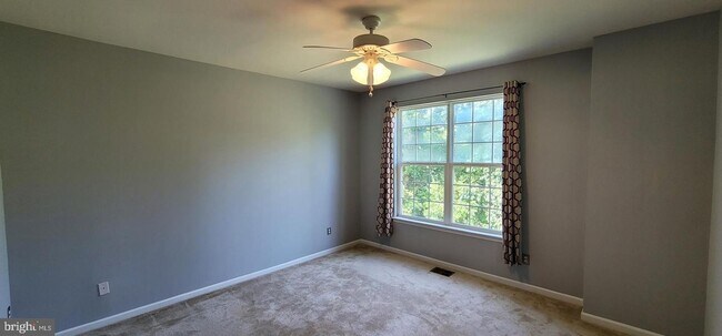 Building Photo - 43840 Hickory Corner Terrace