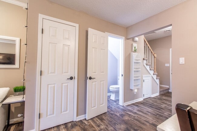 Building Photo - Beautiful 2 Bed, 2.5 Bath Condo in Johnson...