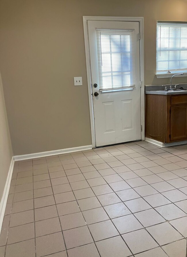 Building Photo - 2 story end unit condo - 1 month free