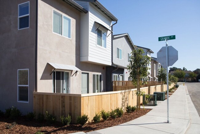 Building Photo - 533-533 Grande Ave