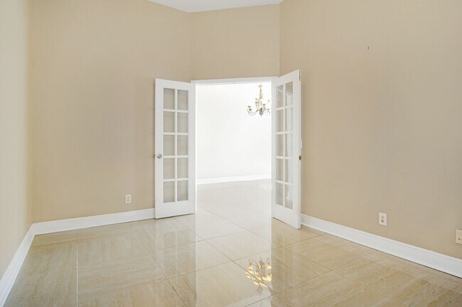 Building Photo - Move-In Ready Home with Open Layout and Op...