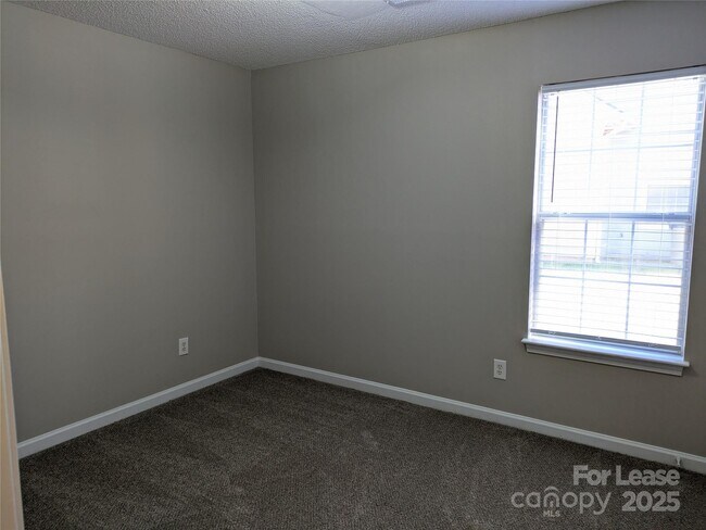 Building Photo - 329 Cedarcroft Dr