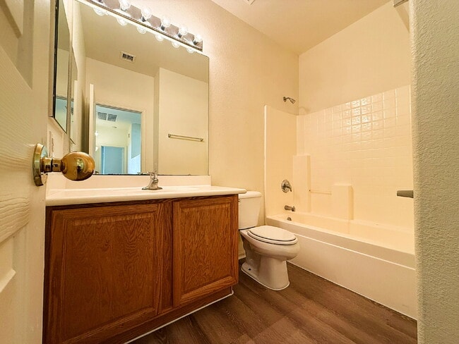 Building Photo - "Charming 3-Bed, 2-Bath Oasis with 1,430 Sq Ft in Phoenix's Heart!"