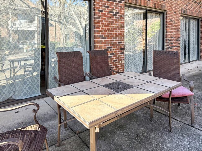 Building Photo - 475 Mount Vernon Hwy NE