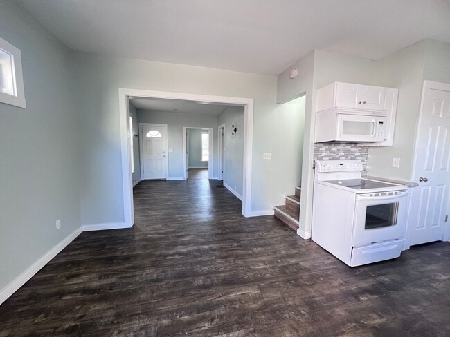 Building Photo - 3 bedroom home with main floor laundry!