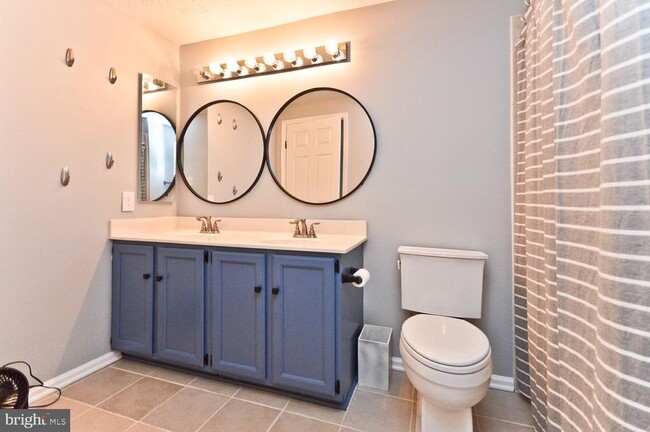 Building Photo - 9505 Baroness Ct