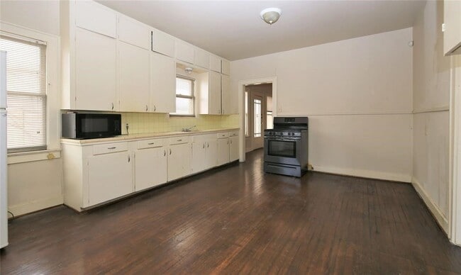 Building Photo - 1210 La Rue St