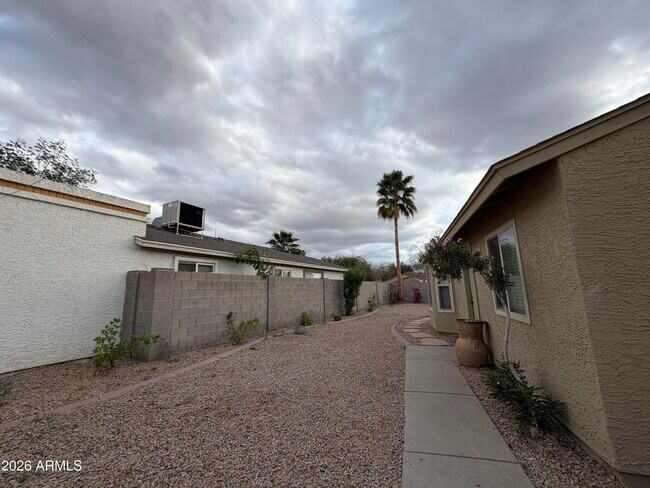 Building Photo - 909 E Escuda Dr