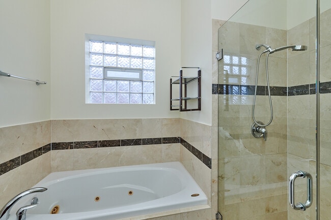 Building Photo - 2436 W Cortez St