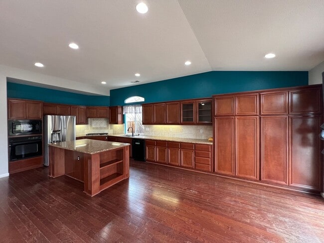 Building Photo - 4 bedrooms, an office and single-story home with a pool!!