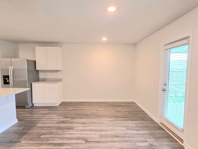 Building Photo - 4-Bedroom Home - Woodlands