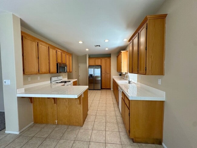 Building Photo - Large 3 bedroom home with loft and large b...