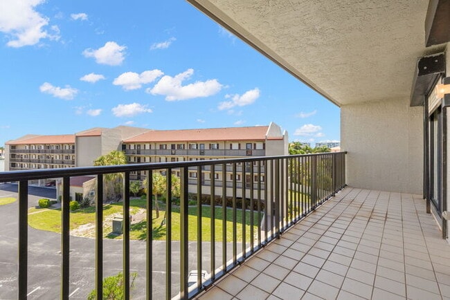 Building Photo - Condo For Rent on ST PETE BEACH!