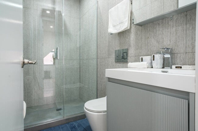 Building Photo - 402 E 11th St