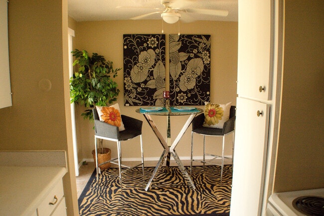 Building Photo - Spacious Southside Apartment!