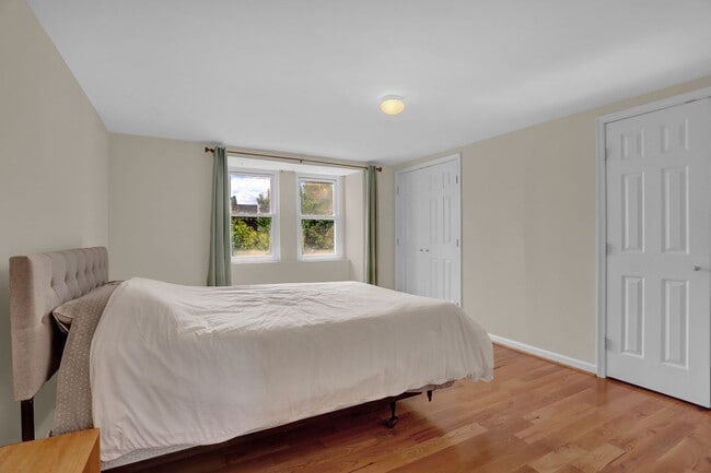 Building Photo - Chic City Living at 2308 E Fairmont Ave!