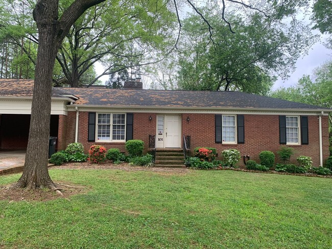 Building Photo - Myers Park 3 Bedrooms 2 Bathroom Duplex!