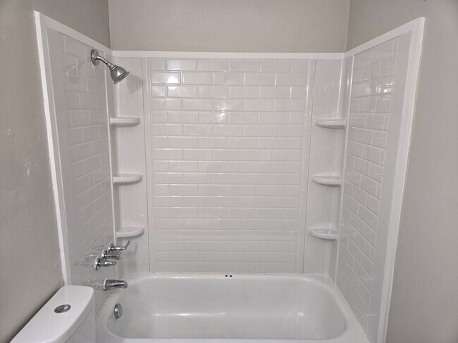 Building Photo - Move In Ready!!