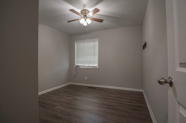 Building Photo - Charming 4 bedroom, 2 bathroom home located in Fayetteville, AR - 6 Month Lease