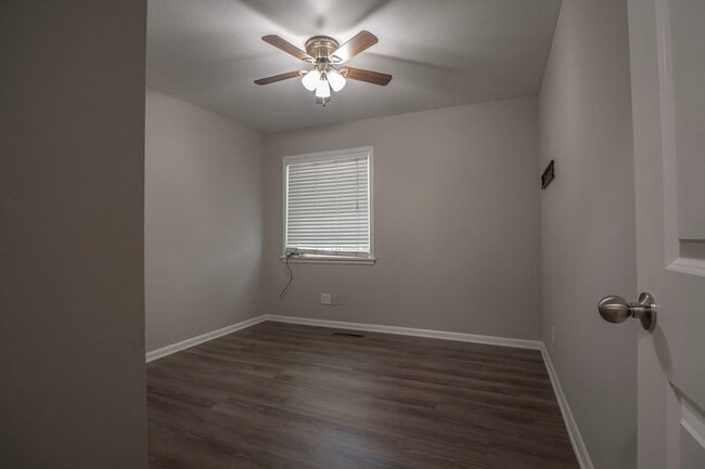 Building Photo - Charming 4 bedroom, 2 bathroom home located in Fayetteville, AR