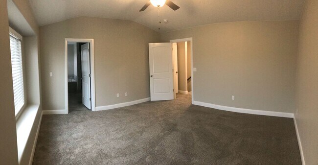 Building Photo - Like New Townhouse in St. George!