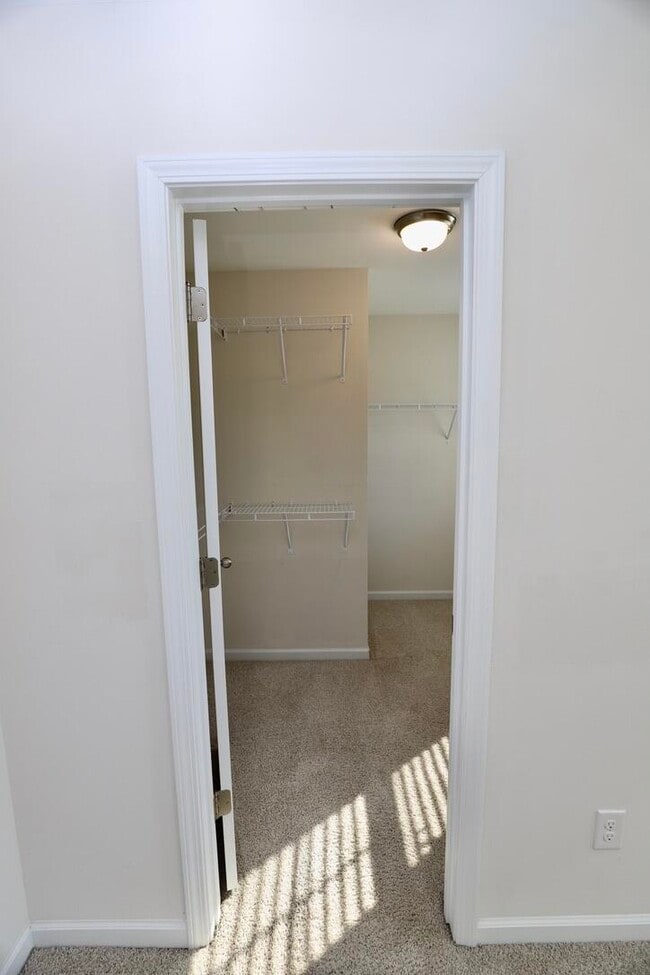 Building Photo - 2943 Old Field Rd