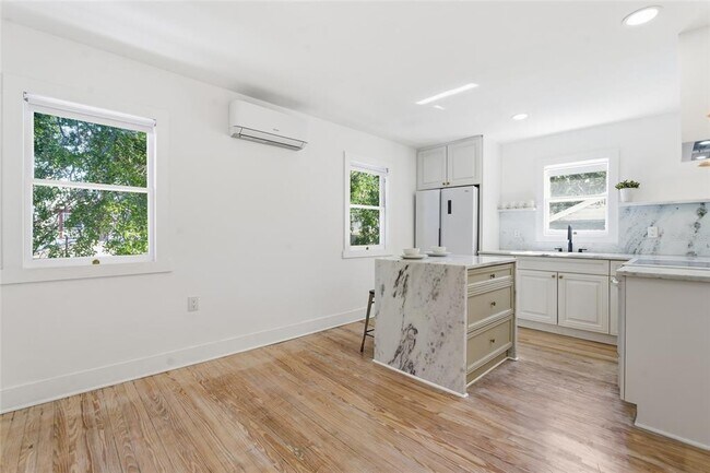 Building Photo - 326 6th Ave N