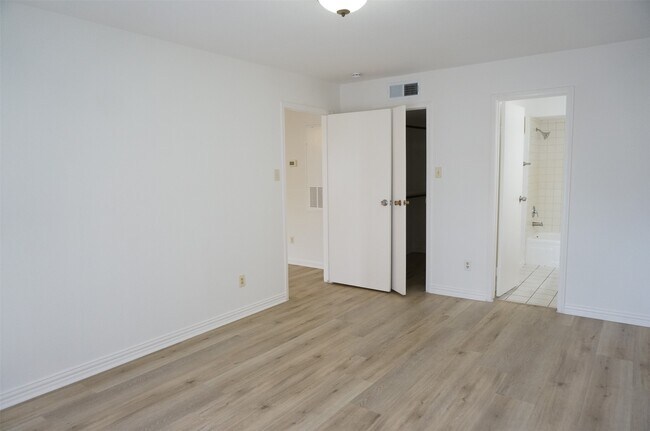 Building Photo - 7400 Bellerive Dr