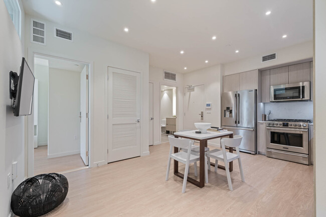 Building Photo - Opulent, Fully Furnished Private Room in S...