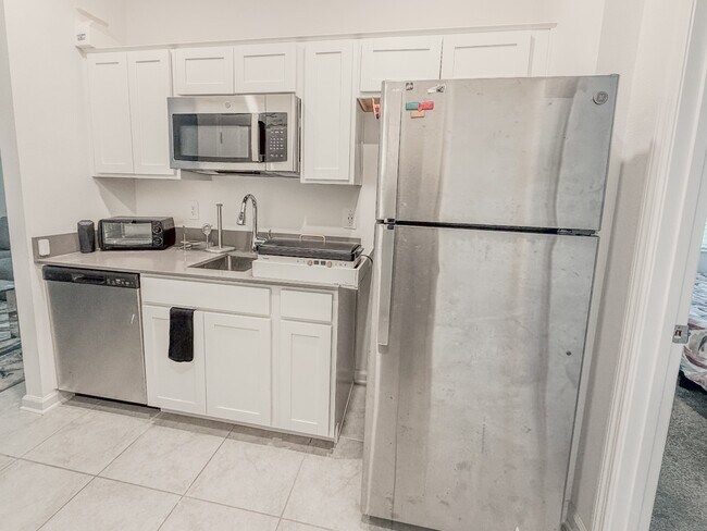 Building Photo - 1 Bedroom / 1 Bathroom Private Furnished Suite Available for Immediate Move-In!