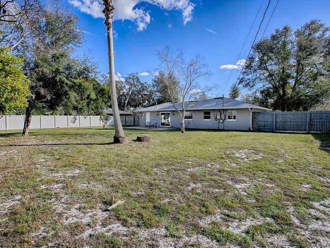 Building Photo - 2 bedroom 2 bath renovated gem in Mount Dora