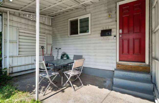 Building Photo - Newly Renovated 2 Bed, 1 Bath Home - Centr...