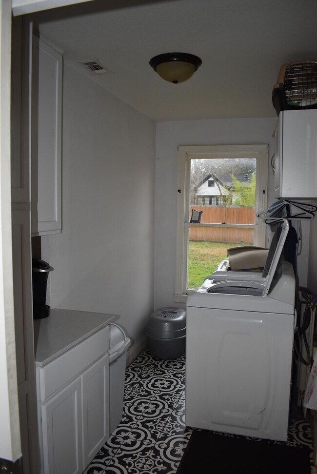 Building Photo - FULLY Renovated home in Historic Temple Neighborhood!