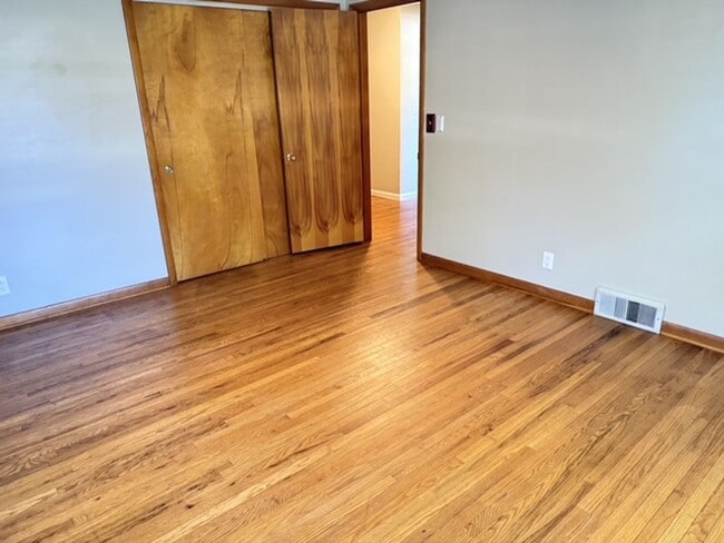 Building Photo - Beautiful 2 BR house in Bloomington. 1.5 bathroom