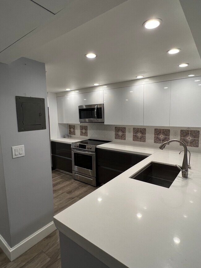 Building Photo - 7 Royal Palm Way