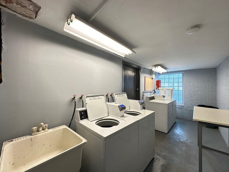 Building Photo - 1024 W George St