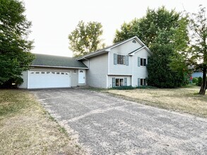 Building Photo - Spacious 5-Bed 2-Bath Split-Level Home in ...