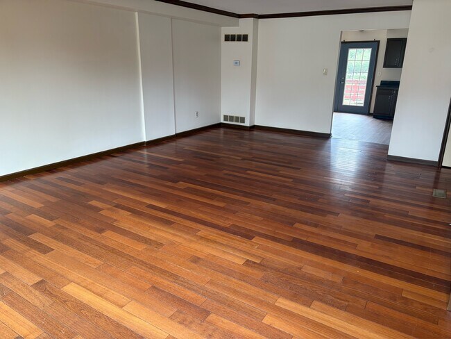 Building Photo - 516 Susan Dr