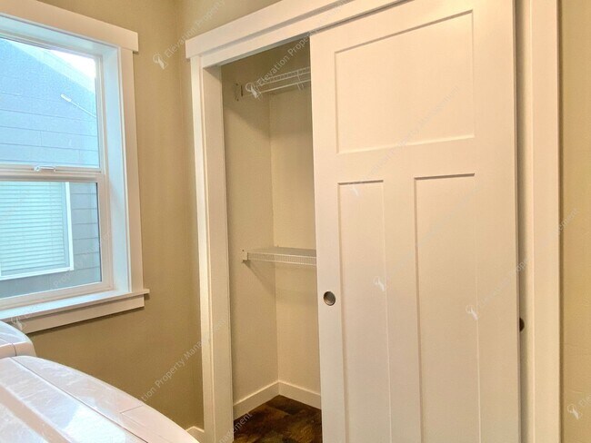 Building Photo - Bright Southeast Bend Home Near Canal Trai...