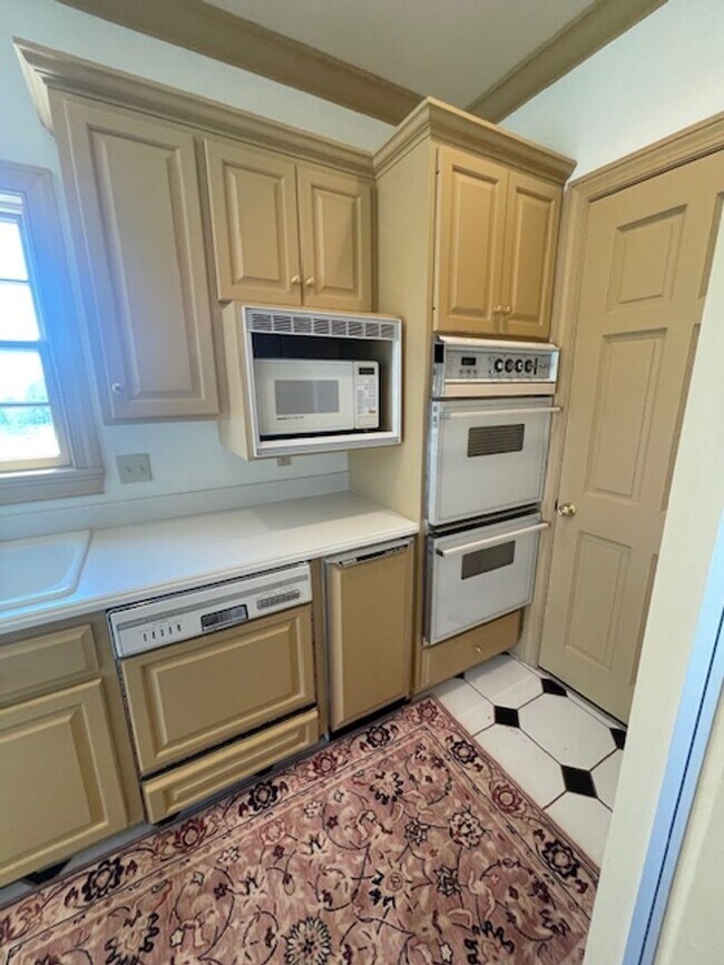 Building Photo - Private location overlooking Smiths Bay *2Bed*3bath