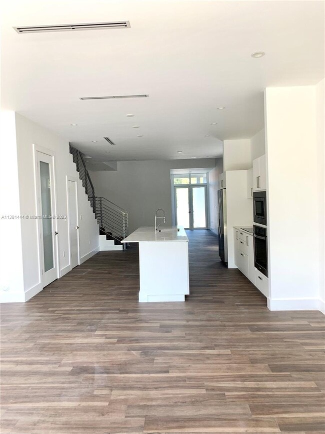 Building Photo - 2852 SW 32nd Ct