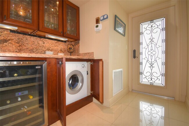 Building Photo - 1012 N Ocean Blvd