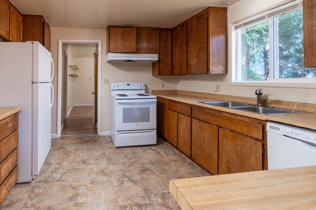 Building Photo - 2640 NE Harvey Ln